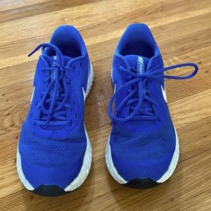 Nike Revolution mens running shoes - SIZE 7Y W